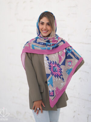 روسری طرحدار صورتی