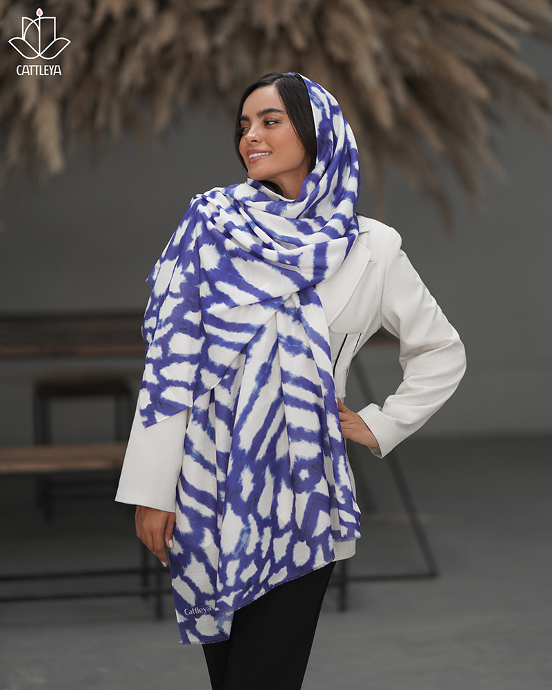 7556 شال آبی سفید