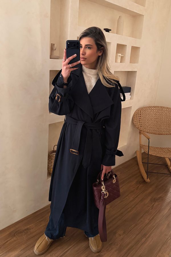 ترنچ کت اُور بلند سرمه ای