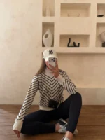 پلیور V-line کرم مشکی - Image 4