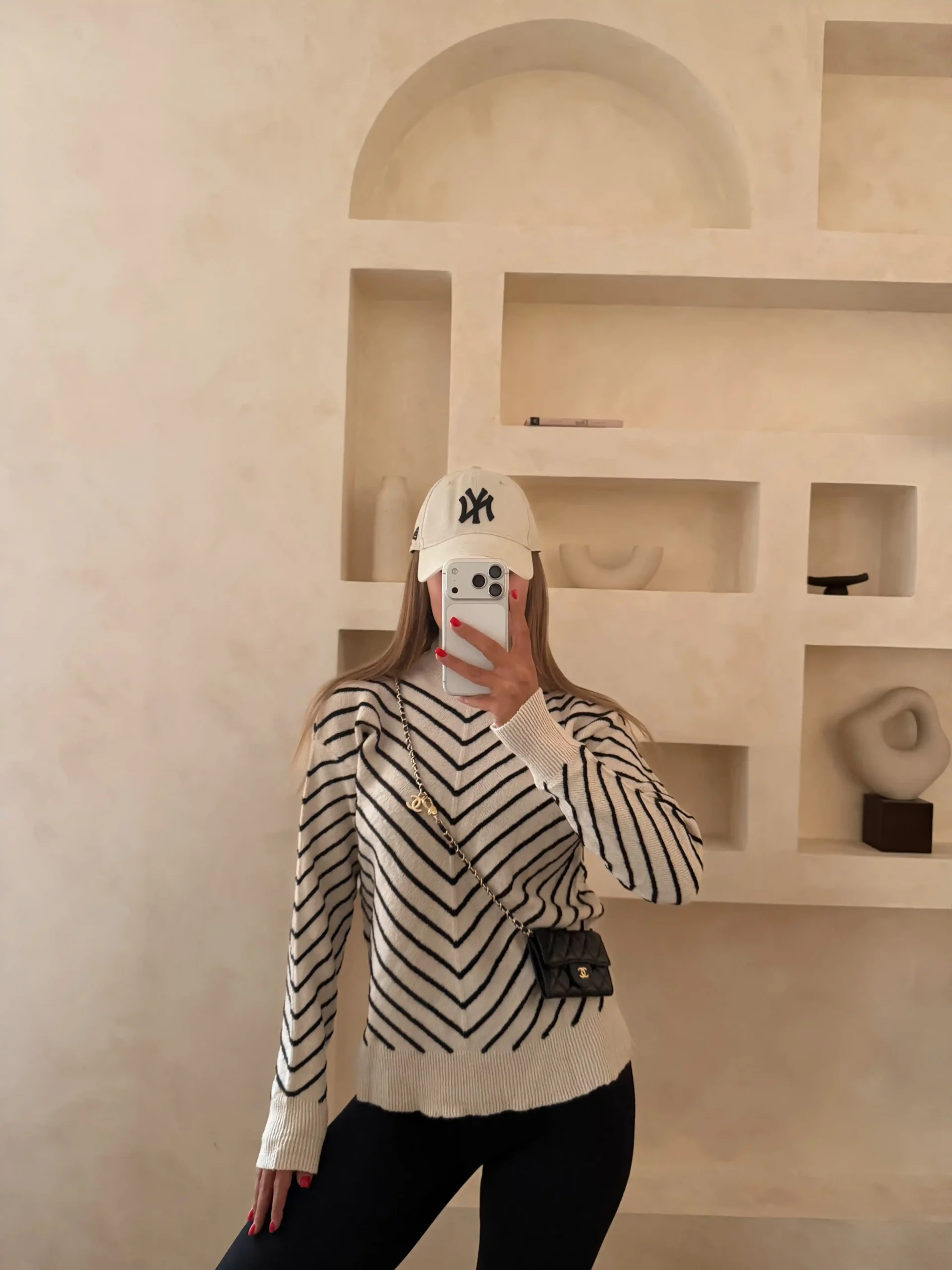 v line k 2 پلیور V-line کرم مشکی - Image 1