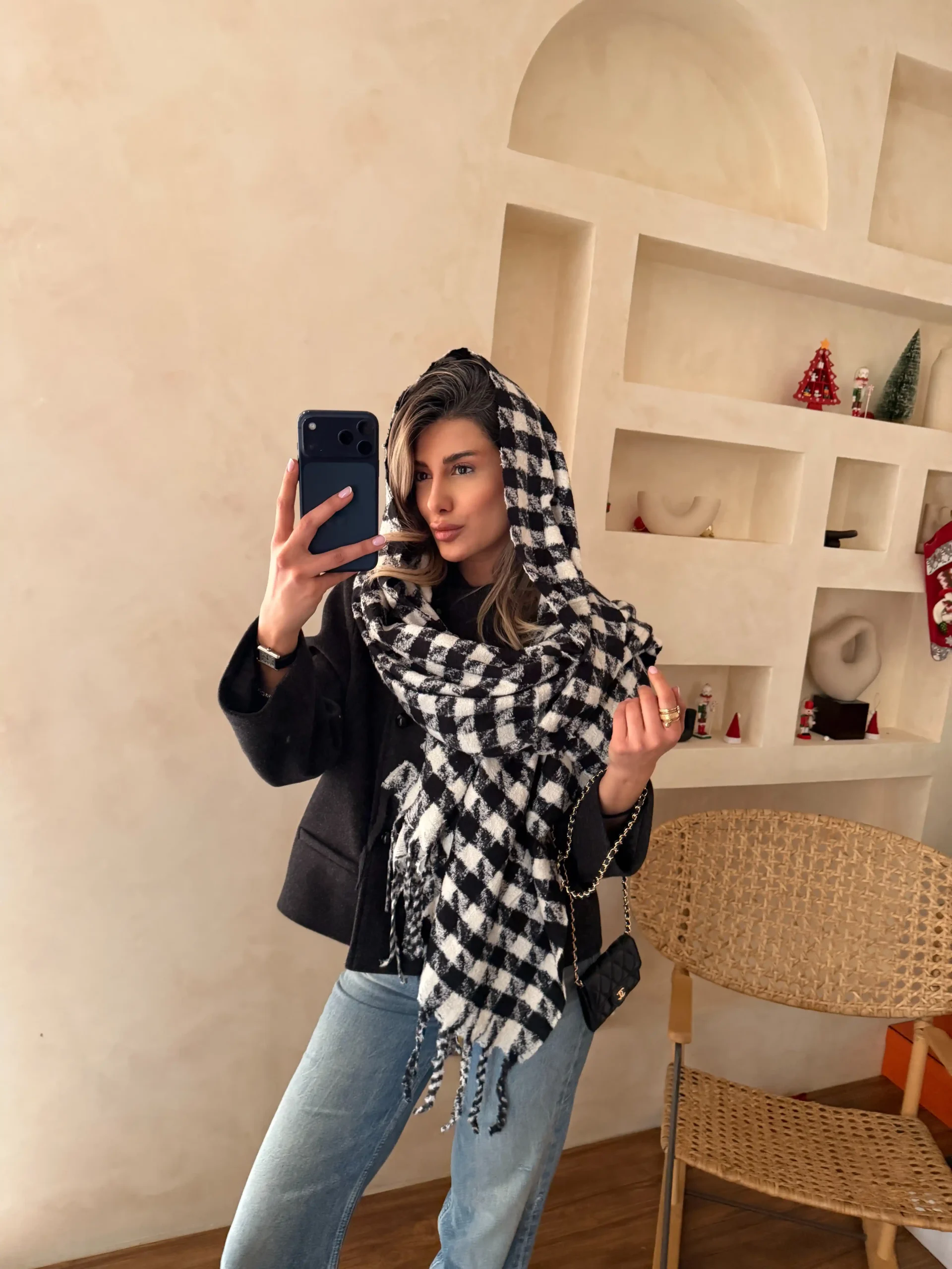 چهار خونه سفید مشکی رو سر شال چهارخونه سفید مشکی - Image 1