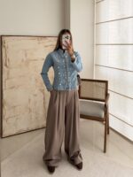 مدل با کت جین آبی روشن زارا VAREN، یقه ایستاده و دکمه‌های فلزی، نمای روبه‌رو